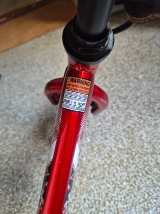 Bicicleta de equilibrio rojo