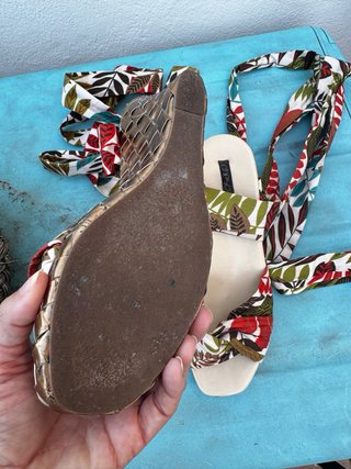 Sandalias romanas con estampado floral