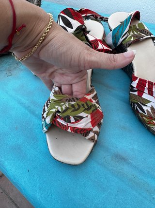 Sandalias romanas con estampado floral