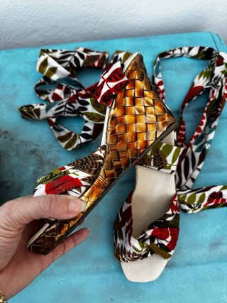 Sandalias romanas con estampado floral