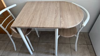 Mesa pequeña con 2 sillas
