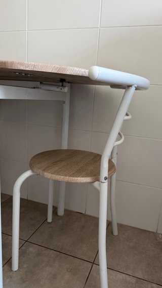 Mesa pequeña con 2 sillas