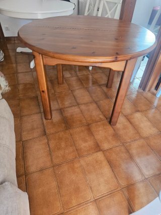 Mesa redonda de madera