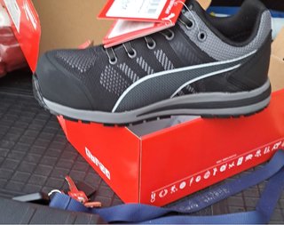 Zapatos de trabajo Puma negros y grises