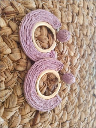Pendientes dorados y morados
