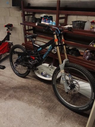 Bicicleta Specialized FSR DH,repintada a negro mte