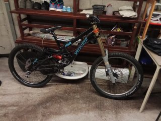 Bicicleta Specialized FSR DH,repintada a negro mte