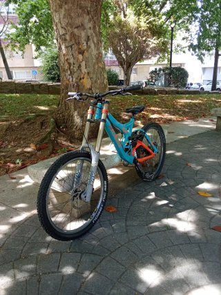 Bicicleta Specialized FSR DH,repintada a negro mte