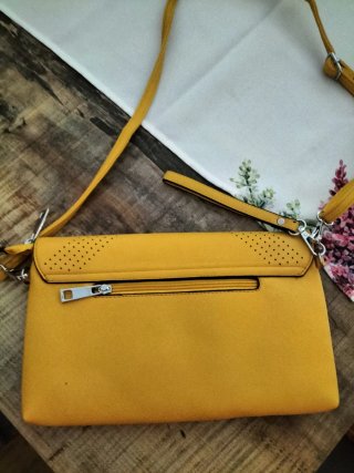 Bolso de mano amarillo con detalles
