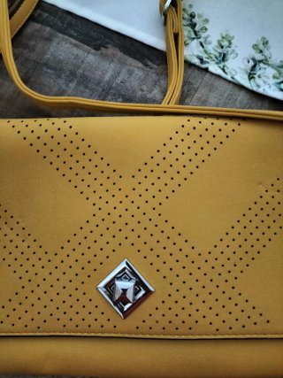 Bolso de mano amarillo con detalles