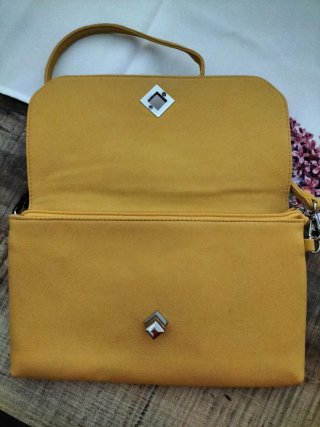 Bolso de mano amarillo con detalles
