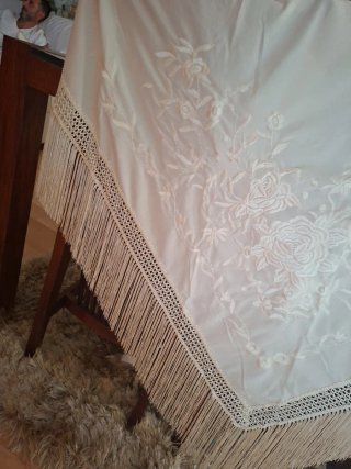 Manton Flamenco Crema con Flecos