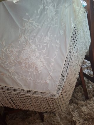 Manton Flamenco Crema con Flecos