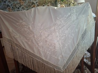 Manton Flamenco Crema con Flecos