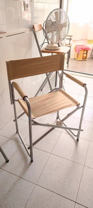Silla de camping plegable beige y gris