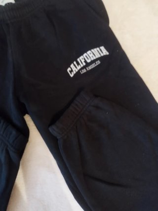 Pantalones de chándal grises y negros