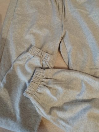 Pantalones de chándal grises y negros