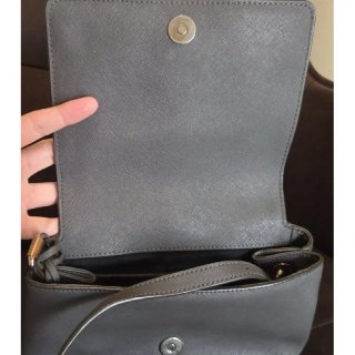 Bolso bandolera DKNY plateado piel