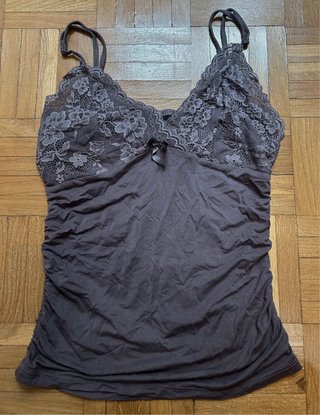 Top de tirantes con encaje gris