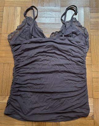 Top de tirantes con encaje gris