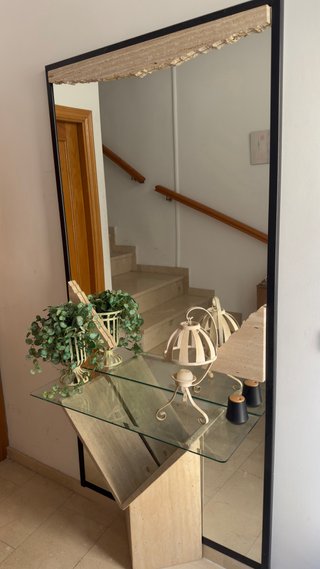 Mueble recibidor piedra y cristal.