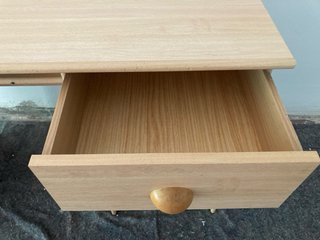 Escritorio de madera.