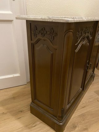 Mueble recibidor de mármol y madera