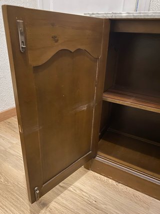 Mueble recibidor de mármol y madera