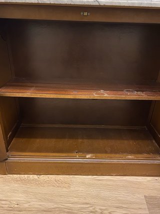 Mueble recibidor de mármol y madera