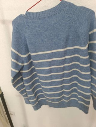 Jersey de punto azul y blanco