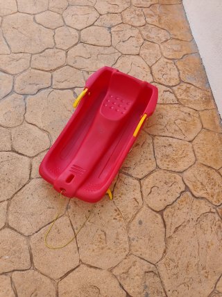 Trineo rojo con cuerda