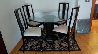 Mesa comedor cristal y 4 sillas negras