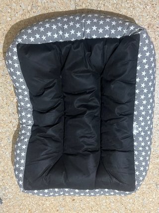 Cama para perro con estrellas grises