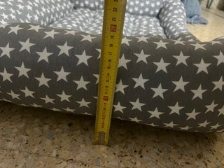 Cama para perro con estrellas grises