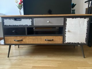 Muebles de salón o habitación estilo industrial
