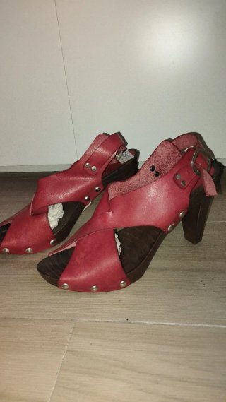 Sandalias de tacón de cuero rojo