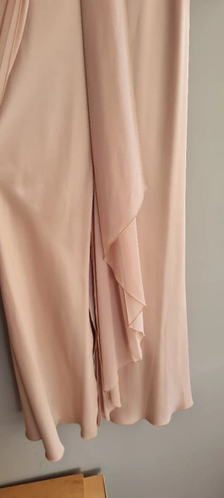 Vestido largo beige con chal