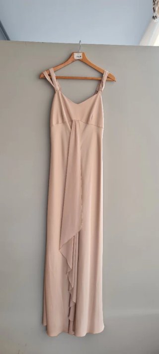 Vestido largo beige con chal