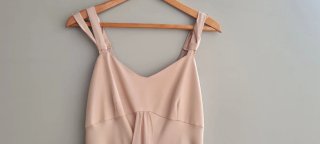 Vestido largo beige con chal