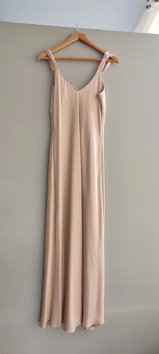 Vestido largo beige con chal