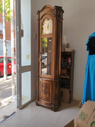 Reloj de pie antiguo de madera