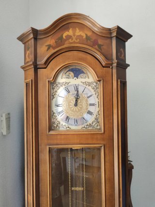 Reloj de pie antiguo de madera