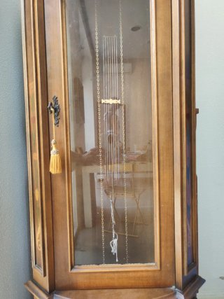 Reloj de pie antiguo de madera