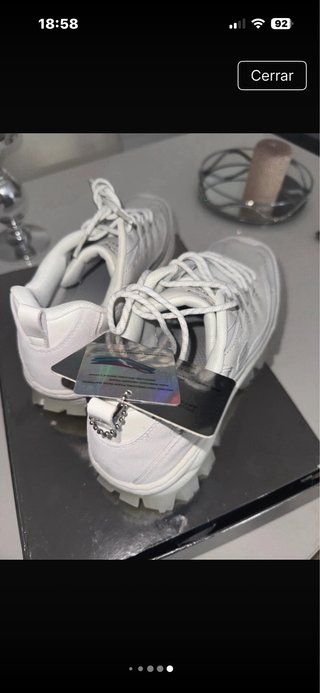 es un 39 pero calza hasta un 40 o 39,5 Skechers