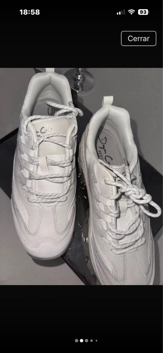 es un 39 pero calza hasta un 40 o 39,5 Skechers