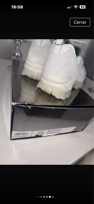 es un 39 pero calza hasta un 40 o 39,5 Skechers