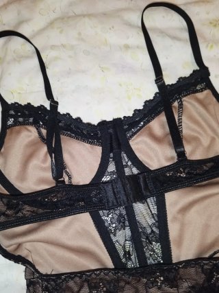 Vestido Ceñido Negro de Encaje Floral
