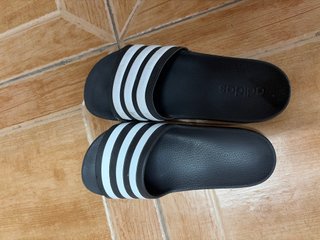 Chancla Adidas Derecha Negra y Blanca