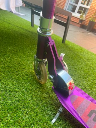 Patinete Micro Sprite LED + Casco Raskullz