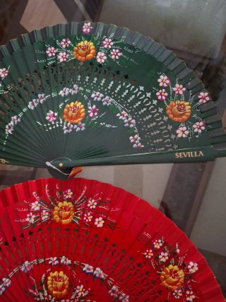 Abanicos de madera pintados a mano